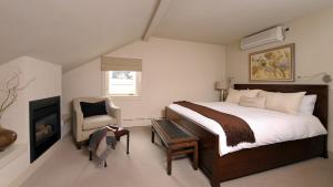 ein Schlafzimmer mit einem großen Bett und einem Stuhl in der Unterkunft Hotel Columbia in Telluride