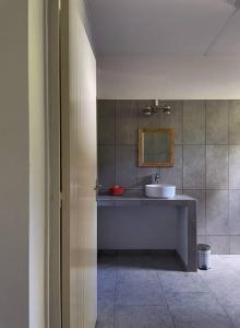 y baño con lavabo y espejo. en Spacieux appartement à La Villa Montagne, en Le Carbet