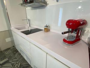 einem roten Mixer auf einer Küchentheke in der Unterkunft White Pearl - Luxury in Giardini-Naxos