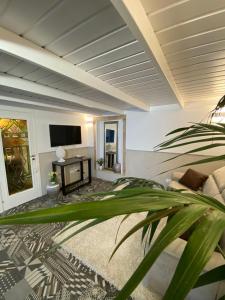 ein Wohnzimmer mit einem TV und einer Anlage in der Unterkunft White Pearl - Luxury in Giardini-Naxos