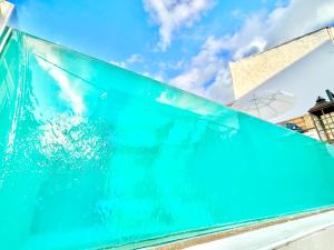 basen z niebem w tle w obiekcie Villa Trousas Kassiopi with private pool w Kassiopi