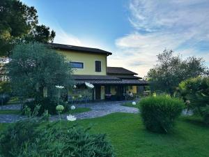 una casa con un jardín delante de ella en SU PASSU Country House, en Fertilia