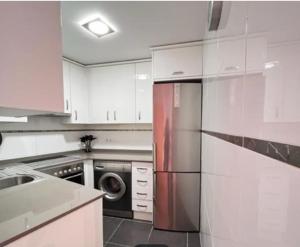格拉德卡斯特利翁的住宿－Apartamento cerca del mar en Castellon，厨房配有不锈钢冰箱和洗碗机