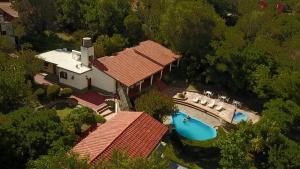 Una vista aérea de una casa con piscina. en La Casa de Pipa, en Mina Clavero