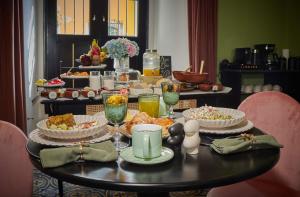 uma mesa com comida e bebidas em cima em HOLT Hotel De Mi Independencia Double Queen Room em Oaxaca de Juárez
