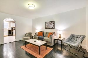 uma sala de estar com um sofá e duas cadeiras e uma mesa em Updated Kingston Vacation Rental Near Parks! em Kingston