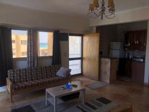 ein Wohnzimmer mit einem Sofa und einem Tisch in der Unterkunft شاليه فندقي ڤيو البحر Ain sokhna-families& married only in Ain Suchna