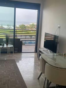 - un salon avec vue sur l'océan dans l'établissement Nice appartement pool & sea view, à Dar Bouazza