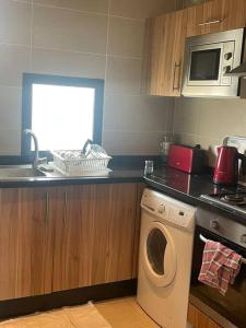Η κουζίνα ή μικρή κουζίνα στο Nice appartement pool & sea view