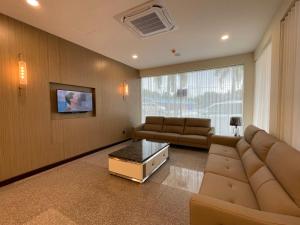 uma sala de estar com um sofá e uma mesa em Hotel Bundusan em Kota Kinabalu