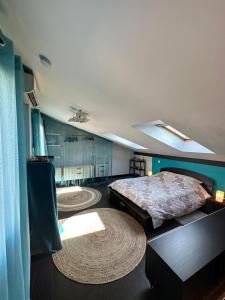 ペリグーにあるAppart en duplex climatisé cœur de villeのベッドルーム1室(ベッド2台、ラグ2枚付)
