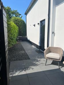 une chaise assise sur une terrasse à côté d'un bâtiment dans l'établissement Chalet Parfait, à Bergen