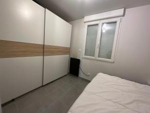 アルジャントゥイユにあるParis La Défense Arena, Stade de France, Champs Élysée Paris saint lazare, 15minのベッドと窓のある小さな寝室