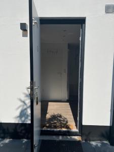 een open deur naar een gang van een gebouw bij Chalet Parfait in Bergen