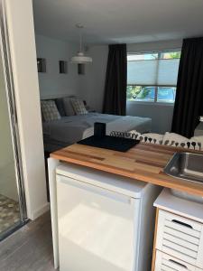 uma cozinha com uma mesa e uma cama num quarto em Chalet Parfait em Bergen