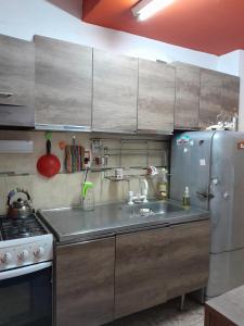 uma cozinha com um lavatório e um frigorífico em La torre 22 em Santiago del Estero