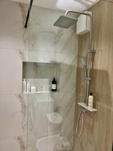 La salle de bains est pourvue d'une douche et d'un lavabo. dans l'établissement Center of Tirana - Apartment, à Tirana