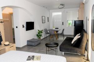 uma sala de estar com um sofá e uma sala de jantar em Gioia I & Gioia II em Rethymno Town