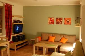 - un salon avec un canapé et une télévision dans l'établissement Nová Ponorka Martinské Hole Martinky, à Martinské hole
