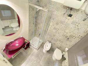 ein Badezimmer mit einem rosa Waschbecken und einer Dusche in der Unterkunft a due passi da San Pietro in Rom