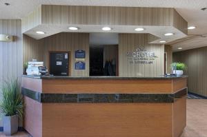 vestíbulo de un hotel con mostrador de recepción en Microtel Inn & Suites by Wyndham Dry Ridge, en Dry Ridge