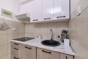Kuchyň nebo kuchyňský kout v ubytování Appartment Ksenija 4