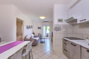 Kuchyň nebo kuchyňský kout v ubytování Appartment Ksenija 4