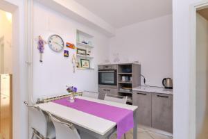 Kuchyň nebo kuchyňský kout v ubytování Appartment Ksenija 4
