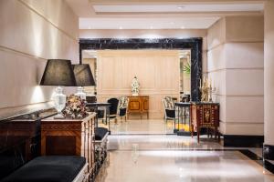 Uma área de estar em DiplomaticHotel