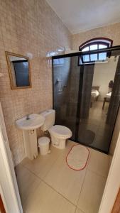 a bathroom with a shower and a toilet and a sink at SUITE - CIDADE das CACHOEIRAS in Santa Rita de Jacutinga