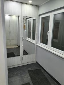 ein Zimmer mit zwei Fenstern und einem Flur in der Unterkunft Apartment Pegy in Novi Grad