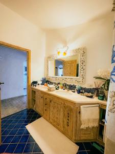 y baño con lavabo y espejo. en Sardinian Luxury Hospitality - Villa Fuli Rooms and more, en Golfo Aranci