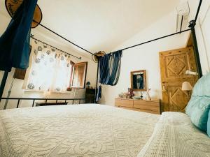 - une chambre avec un grand lit et une fenêtre dans l'établissement Sardinian Luxury Hospitality - Villa Fuli Rooms and more, à Golfo Aranci