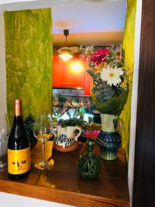 ウベダにあるLa Casa del Alfarero - Premio Andalucia de Artesaniaのワイン1本と花瓶1本の棚
