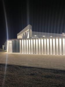 サラーラにあるJHR chaletの夜間の建物前の白い柵