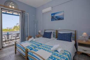 Postel nebo postele na pokoji v ubytování Irini Studios in Tinos