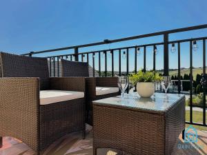 Balkón alebo terasa v ubytovaní Zatoka Apartment- Tranquil Retreat, 15 Minutes to the Sea & Gdańsk City Center