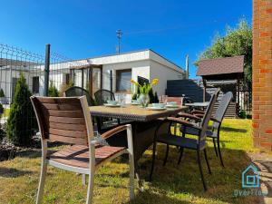 Vonkajšia záhrada v ubytovaní Bałtyk Apartment- Tranquil Retreat, 15 Minutes to the Sea & Gdańsk City Center