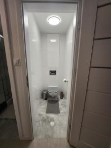 ein Bad mit WC in einem weißen Zimmer in der Unterkunft Moon Apartment in Breslau