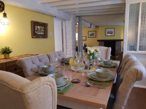 Χώρος καθιστικού στο Cruck Cottage - Gorgeous 300 Year Old Cottage Mins from North Yorkshire Moors, Steam Trains and Picturesque Pickering +42 φωτογραφίες