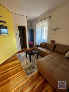 ein Wohnzimmer mit einem Sofa und einem Tisch in der Unterkunft Muo 33 Apartments in Kotor