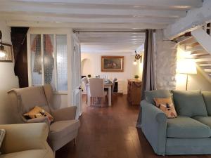 Χώρος καθιστικού στο Cruck Cottage - Gorgeous 300 Year Old Cottage Mins from North Yorkshire Moors, Steam Trains and Picturesque Pickering