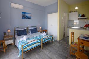 Postel nebo postele na pokoji v ubytování Irini Studios in Tinos