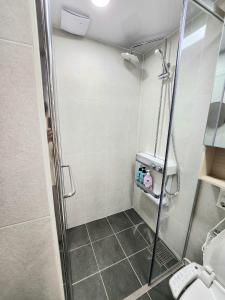 um chuveiro com uma porta de vidro na casa de banho em Ocean Stay Yangyang 1318 em Yangyang