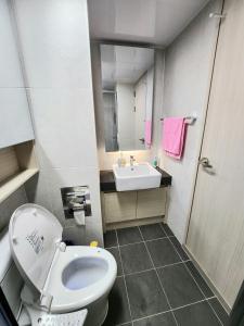 uma pequena casa de banho com WC e lavatório em Ocean Stay Yangyang 1318 em Yangyang