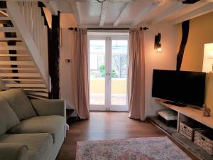 Μια τηλεόραση ή/και κέντρο ψυχαγωγίας στο Cruck Cottage - Gorgeous 300 Year Old Cottage Mins from North Yorkshire Moors, Steam Trains and Picturesque Pickering