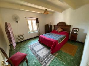 una camera con letto e pavimento verde di La Torre de Vilanna a Bescanó