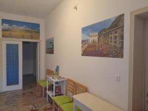 ポンテ・サン・ジョヴァンニにあるB&B Arwenの椅子とテーブル、壁画が備わるお部屋