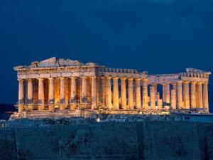 um edifício com colunas à frente em Charming House in Central Athens em Atenas