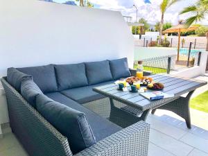 un sofá azul y una mesa en el patio en Villa Salamander, en El Verger
